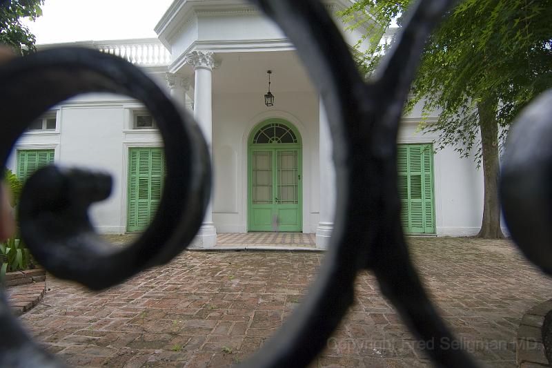 20071201_141401  D2X 4200x2800.jpg - Looking through the gates of one of the homes in San Isidro